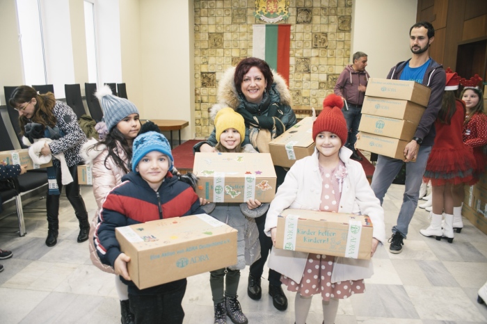 120 деца получиха подаръчни пакети за Коледа 